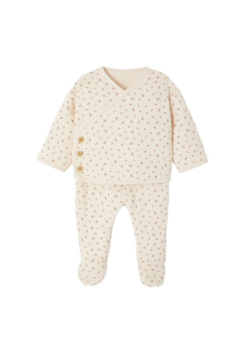 Baumwoll-Babyoutfit in Creme mit einem Wickeldesign, übersät mit kleinen roten Blumen. Verfügt über zwei Holzknöpfe auf der Vorderseite und Fußhosen.