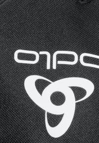 Zwarte geweven stof met een opvallend wit logo met cirkelvormige elementen, die de soepele textuur en schone, moderne uitstraling benadrukt.