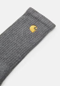 Carhartt WIP CHASE SOCKS UNISEX - Strømper - dark grey heather/gold-coloured