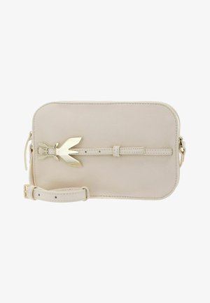 Sac bandoulière rectangulaire en cuir beige avec sangle réglable et boucle décorative en forme de flèche dorée sur le devant.