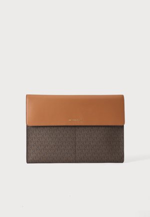 Кафява и бронзова кожена чанта Michael Kors с капак и лого отпред, на бял фон.