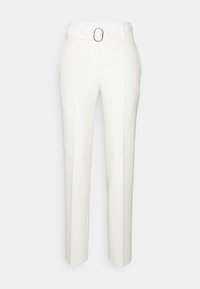 Witte op maat gemaakte broek met een hoge taille, een ronde metalen gespriem, en een rechte pijp met zijnaden. Soepele textuur, geen patronen.