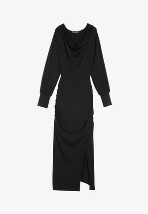 Robe noire avec un décolleté drapé, de longues manches bouffantes, un ruché sur le côté et une fente sur le côté gauche, fabriquée dans un tissu lisse et extensible.