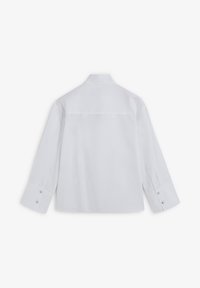 Camisa blanca de manga larga con cuello alto, puños abotonados con acentos plateados y una textura suave. Diseño liso en la parte posterior.