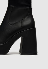 PULL&BEAR Bottines à plateau - black