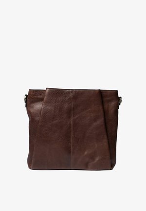 Brązowa skórzana torba z miękką, fakturowaną powierzchnią, o minimalistycznym designie i kanciastych akcentach na panelach. Zawiera metalowe okucia.