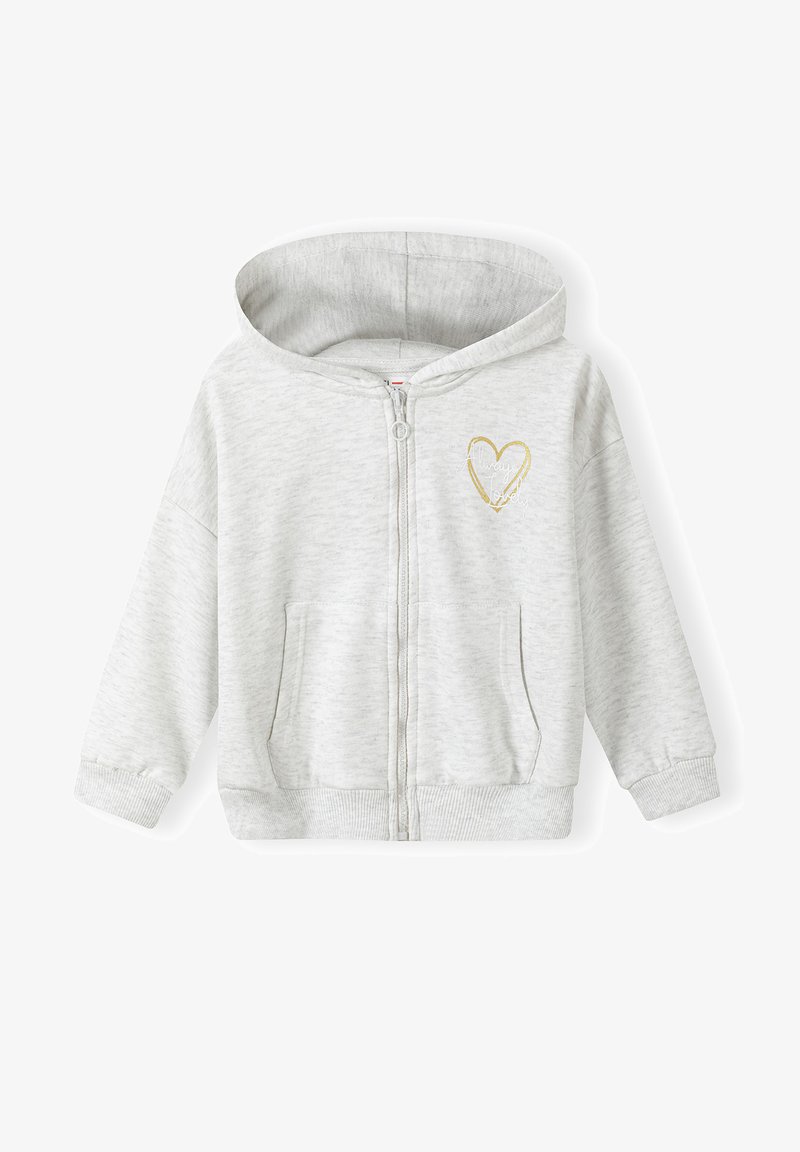 Svetlo šedá mikina na zips s mäkkou textúrou, s malým zlatým srdiečkom na ľavej hrudi. Obsahuje predné vrecká a kapucňu.