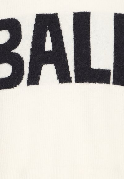 Pull en maille blanc avec un grand texte noir indiquant "BAL." Présente une texture côtelée au niveau de l'ourlet et des poignets, mettant en valeur les lettres.
