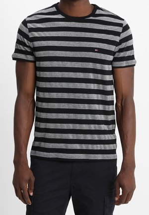 Czarna i szara koszulka w paski z okrągłym dekoltem, krótkimi rękawami oraz niewielkim logo na piersi. Miękka faktura materiału.