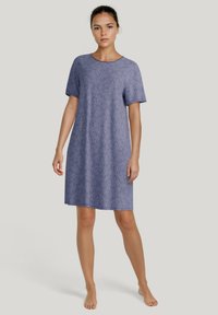 Abito a maniche corte in tessuto viola chiaro con motivo a spirale, scollatura rotonda, lunghezza al ginocchio e vestibilità rilassata.