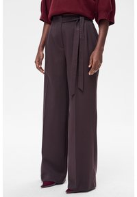Spodnie z wysokim stanem i szerokimi nogawkami w ciemnym bordowym materiale o gładkiej fakturze, wyposażone w pas wiązany w talii w tym samym kolorze.