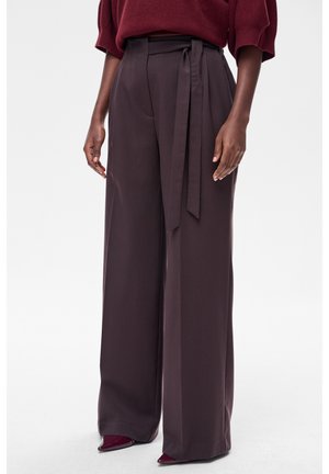 - Spodnie materiałowe