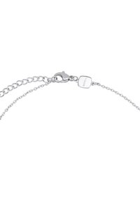 Bracciale in catena d'argento con chiusura a granchio, maglie di dimensioni variabili e un'etichetta quadrata incisa con il nome del marchio "Breil".