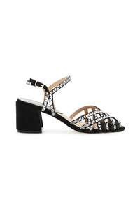 Mustat mokkanahka korkokenkä nilkkasinisellä. Varustettu metallisten pyramidinastojen yksityiskohdilla remmeissä, avokkaat muotoilussa ja nilkkaremmeillä, jossa on solki.