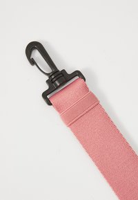 Roze stoffen band met een gestructureerd oppervlak, voorzien van een zwarte kunststof sluiting en haak voor een veilige bevestiging. Aangevuld met een platte lus.