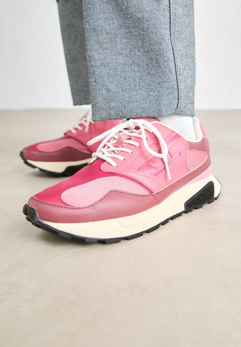 Diesel Sneakers laag donkerroze Diesel Sneakers laag donkerroze