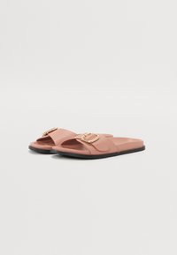Rosa formede sandaler med bred reim, gullspenne-detalj og svart gummisåle. Glatt tekstur og design med åpen tå for ventilasjon.