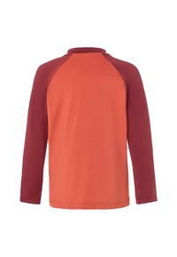 T-shirt a maniche lunghe con corpo arancione uniforme e maniche raglan color borgogna. Tessuto liscio con collo a giro e dettagli di cucitura minimi.