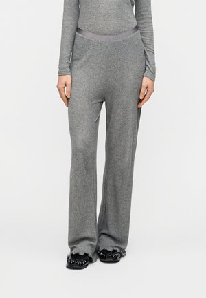 - Spodnie treningowe