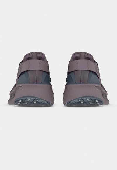 Μωβ αθλητικά παπούτσια με λείο επάνω μέρος, ενισχυμένη φτέρνα και υφή κάτω σόλα σε γκρι χρώμα. Διαθέτουν διαπνέον διχτυωτό πάνελ και λαστιχένιες λεπτομέρειες.