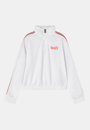 Pullover branco, cortado, com colar alto e fecho de meia-zíper. Apresenta riscas vermelhas e cinzas nas mangas e um logo da Levi's em rosa na frente.