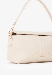 Borsa a mano in pelle beige con un design strutturato, dotata di patta pieghevole, superficie testurizzata e accenti in metallo dorato.