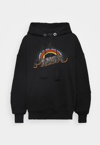 Sweatshirt à capuche noir avec un arc-en-ciel coloré en sequins et le texte "PUNDO". Présente des pompons sur les cordons de serrage et une coupe oversize. Texture douce.