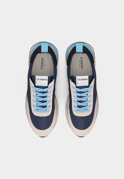 Paire de baskets bleu marine, beige et bleu clair avec des lacets bleu clair et la marque "ICEBERG" sur la languette et la semelle intérieure.