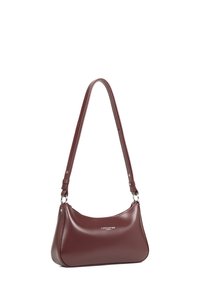 Borsa a spalla in pelle sintetica bordeaux con design curvo, tracolla regolabile e dettagli in metallo argentato. Presenta il logo impresso sulla parte anteriore.