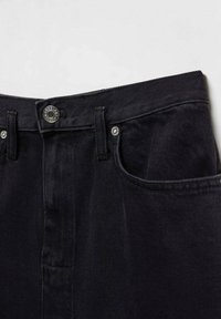 Ceinture de jeans en denim noir avec fermeture par bouton métallique, passants de ceinture et poche avant partiellement visible sur un fond clair.