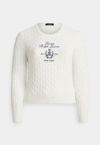 Biały sweter w splot warkoczowy z długimi rękawami, okrągłym dekoltem oraz granatowym haftowanym logo "Lauren Ralph Lauren New York" na przodzie.