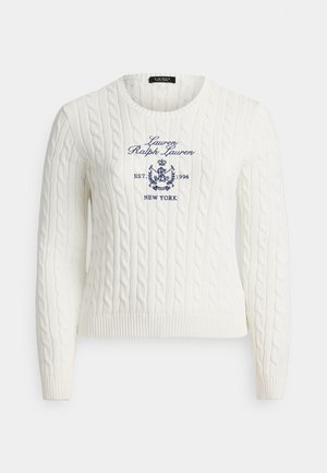 Biały sweter w splot warkoczowy z długimi rękawami, okrągłym dekoltem oraz granatowym haftowanym logo "Lauren Ralph Lauren New York" na przodzie.