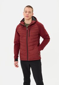 Giacca isolante rossa con zip frontale, cappuccio e accenti neri a contrasto. Presenta un design trapuntato e una tasca sul petto con zip.