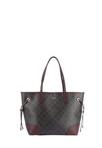 Brun ternet skuldertaske med kastanjebrun læderdetaljer, dobbelthåndtag, snøredetaljer og logo foran, lavet af holdbart materiale.