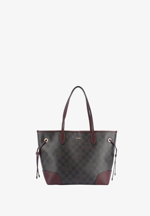 Brązowa torba na ramię w kratę z bordowymi skórzanymi akcentami, podwójnymi uchwytami, detalami ze ściągaczem i logo z przodu, wykonana z trwałego materiału.