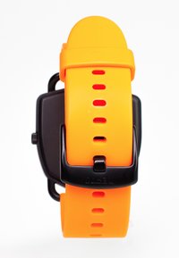 Orange silikone urrem med justerbare huller, der har et sort rektangulært urhus og spænde. Glat overflade med minimal detaljering.