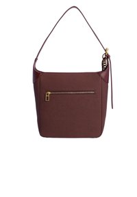 Bolso de mano de tela marrón con una parte superior de cuero suave, bolsillo frontal con cremallera, una correa para el hombro y detalles en hardware dorado.