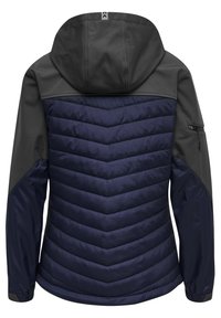 Vadderad jacka med ett chevronmönster i mörkblått, med grått tyg på axlar och huva. Inkluderar en dragkedjeförsedd ficka på vänster ärm.