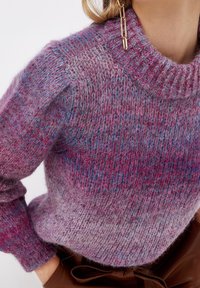Gestrickter Pullover in Rosa-, Lila- und Blautönen mit hohem Kragen, strukturiertem Muster und gerippten Bündchen. Weiches, flauschiges Material.