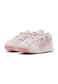 Zapatillas de color rosa claro con un upper de ante texturizado y tela estampada, suela de goma rosa y un destacado logo en la lengüeta.