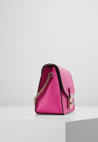 Furla Taška s příčným popruhem - pink