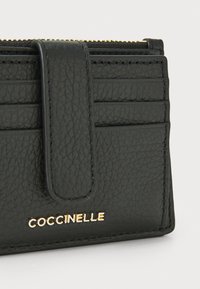 Portafoglio in pelle nera con texture e logo dorato. Presenta diversi scomparti per schede e una chiusura sicura con zip lungo il bordo superiore.