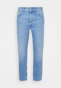 Jeans in denim azzurro chiaro con design a gamba dritta, stile a cinque tasche e classico bottone e zip. Finitura morbida e testurizzata.
