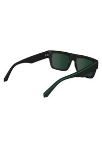 Occhiali da sole neri con lenti verde smeraldo; finitura opaca; aste dritte con una sottile striscia verde di accento; design della montatura rettangolare.