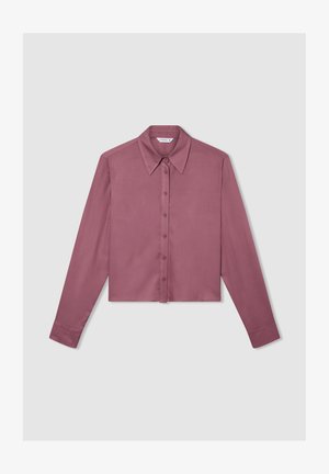 Długo rękawowa, krótka koszula w odcieniu przykurzonego różu, wykonana z gładkiego materiału. Posiada klasyczny kołnierzyk i zapięcie na guziki z przodu.