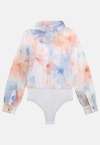 Bodysuit transparent à manches longues avec un motif floral pastel en rose, bleu et blanc. Comprend un col et une fermeture à pression en bas.