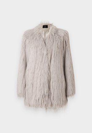 Manteau long en fausse fourrure gris clair, avec une finition douce et texturée. Il présente un design sans col et une ouverture à l'avant avec des manches longues.