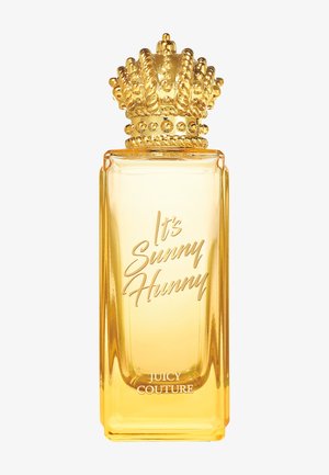 Høj gennemsigtig gyldengul parfume flaske med udsmykket gyldent kronekapsel, mærket "It's Sunny Hunny Juicy Couture."