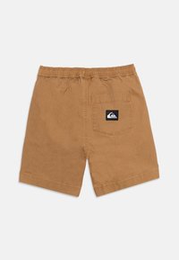 Καφέ σορτς με ελαστική μέση και μία πίσω τσέπη που διαθέτει μαύρο και άσπρο ορθογώνιο λογότυπο.