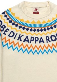 Maglione crema con un collo decorato da un motivo colorato in blu, arancione e giallo, con il testo "ROBE DI KAPPA" ben visibile.
